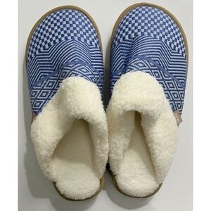 Feelgoodz • Blue and White Patterned Slippers